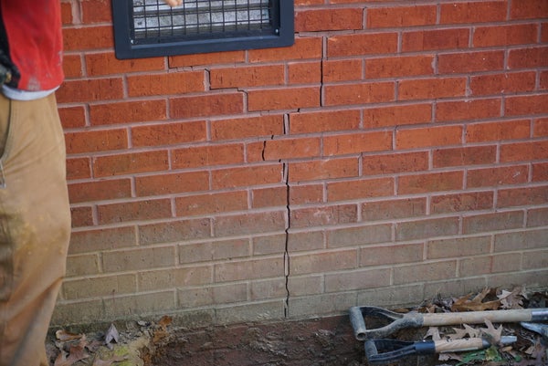 vertical foundation crack