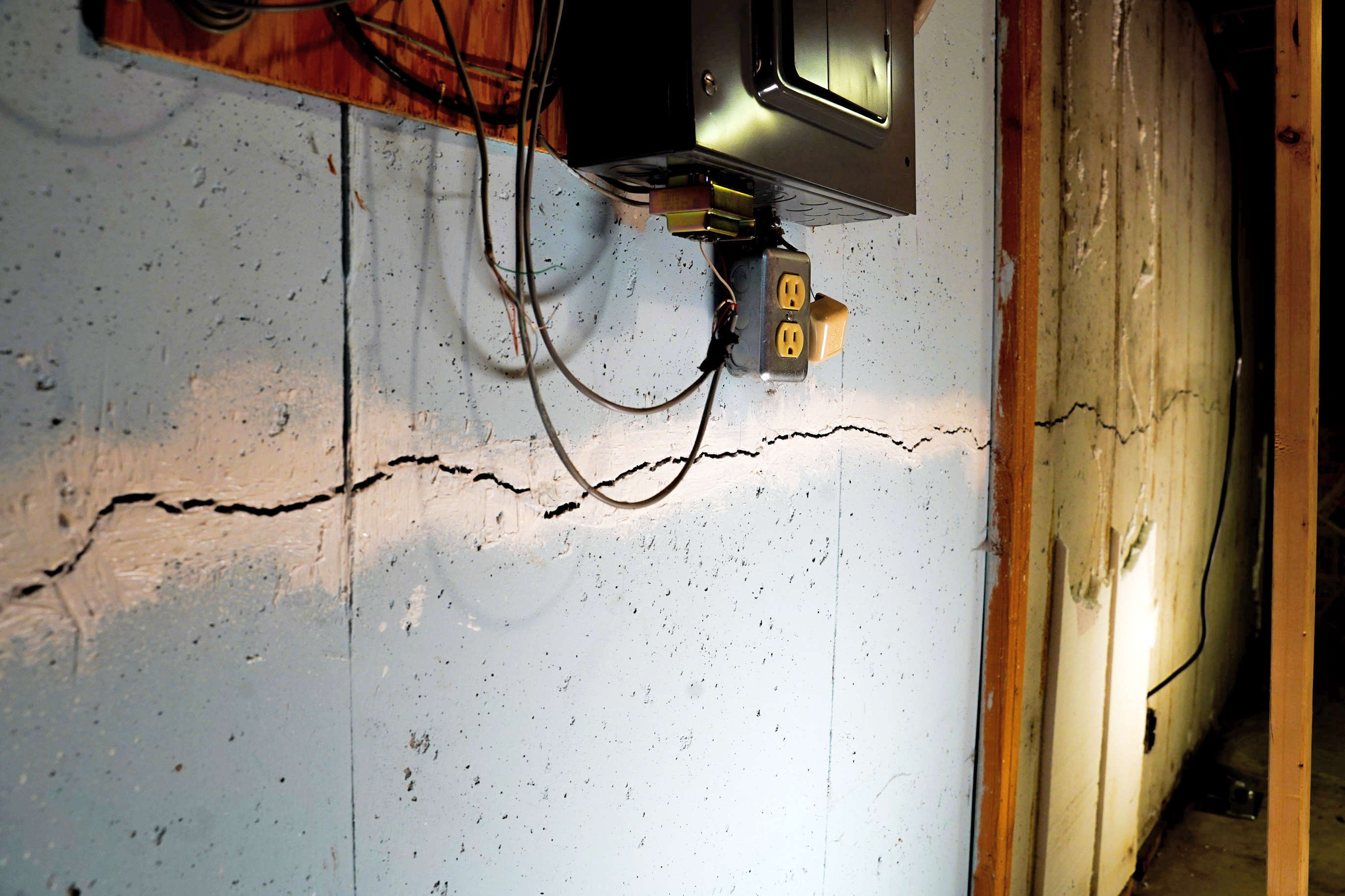 crack in foundation wall