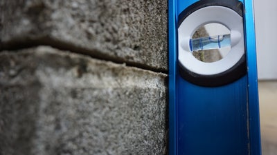 horizontal wall crack and gap