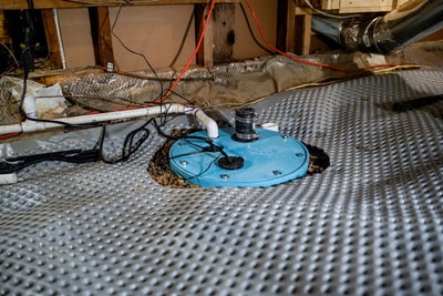 Crawl space sump pump with drainage matting.