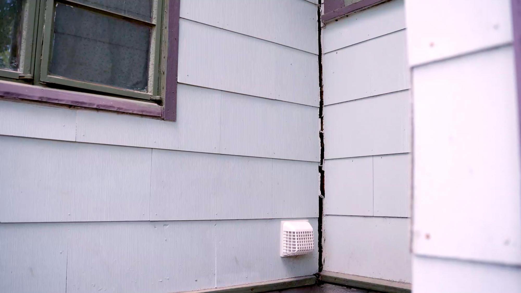 gap between house exterior walls