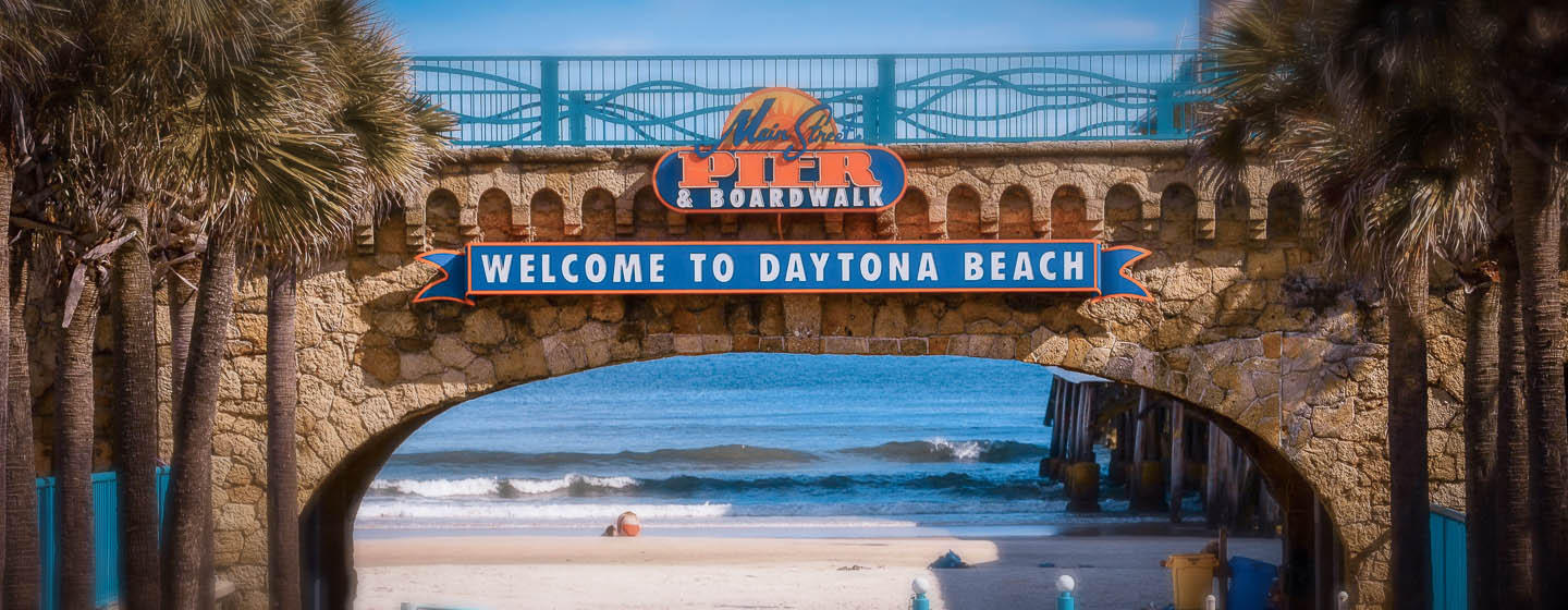 Welcome to Daytona Beach sign next to beach