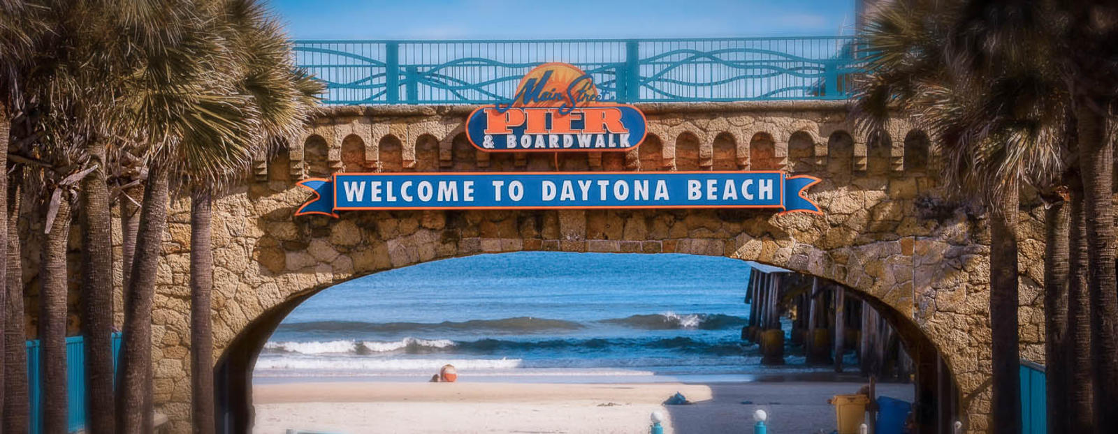 Welcome to Daytona Beach sign next to beach