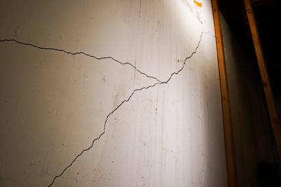 wall crack in basement