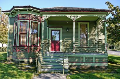 The McNail-Riley House in Eugene, Oregon tow story green historic home with crawl space