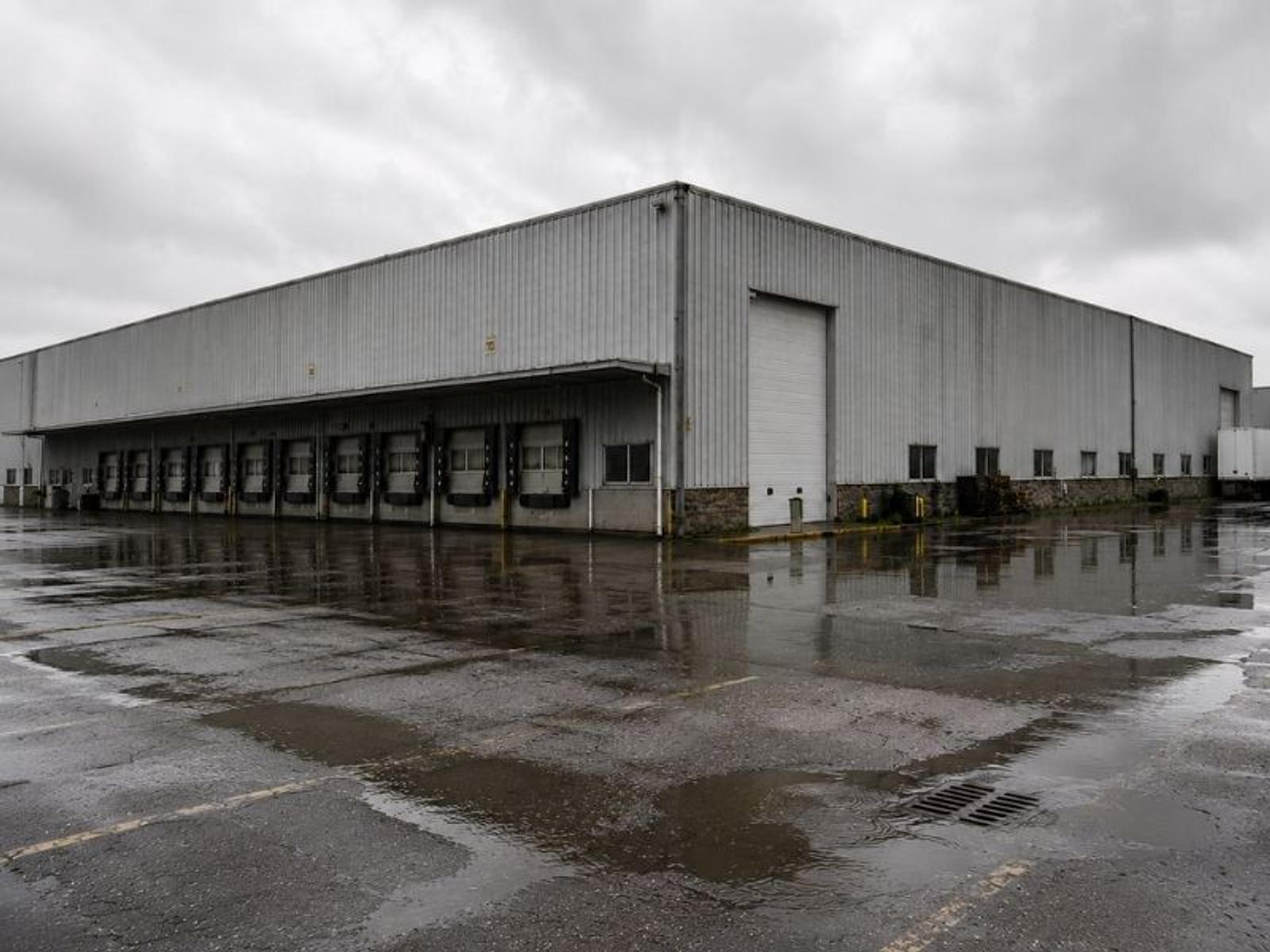 image of commercial building experiencing heavy rain event and water pooling in the parking lot