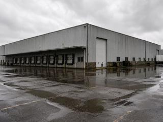 image of commercial building experiencing heavy rain event and water pooling in the parking lot