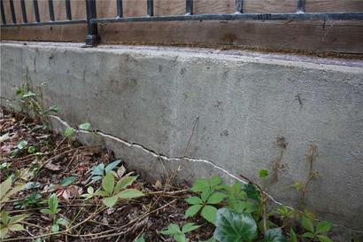 Horizontal crack in slab foundation