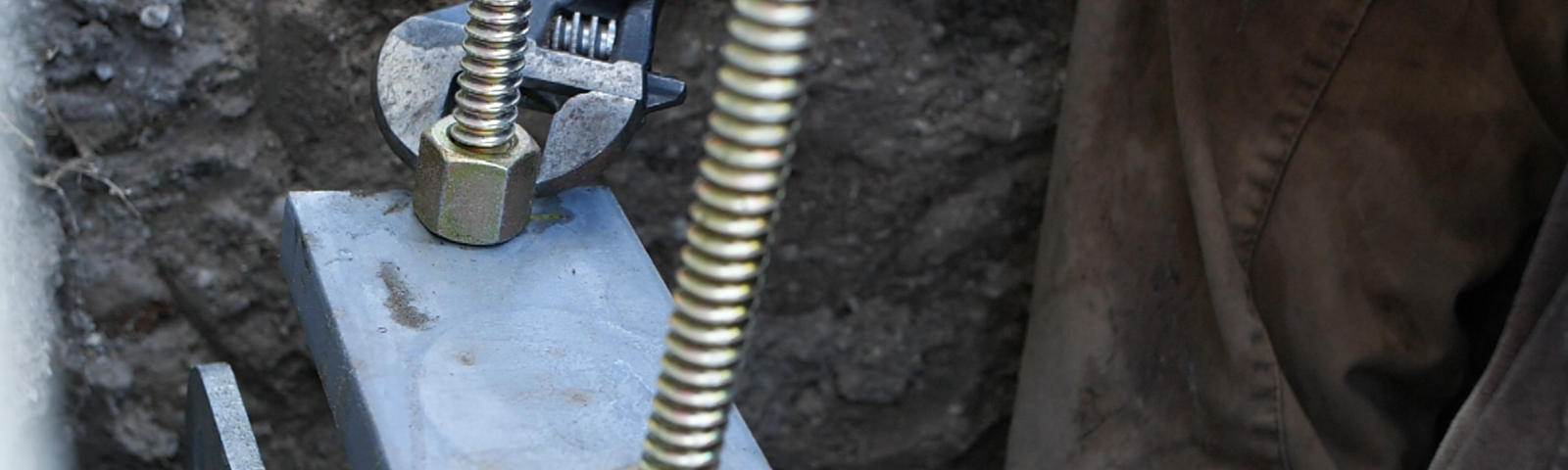 Close up tightening of pier screw