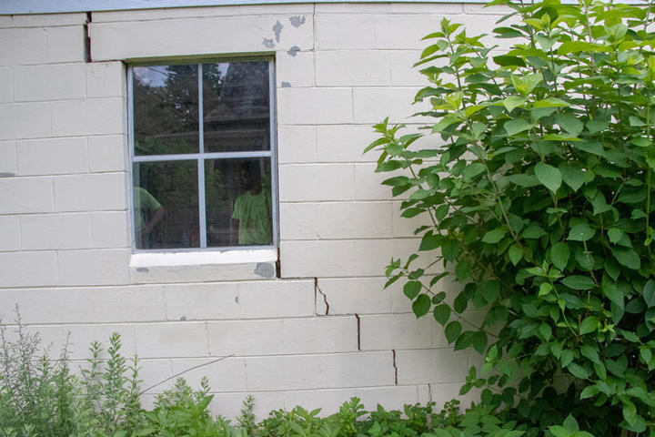 Stair step foundation crack