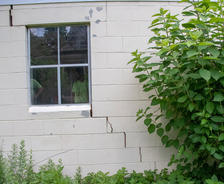 Stair step foundation crack