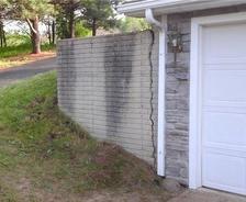 retaining wall with a vertical crack
